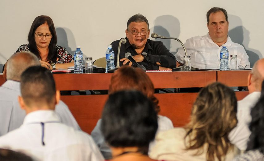 Marino Murillo (c), ministro de Economía cubano (ARCHIVO)