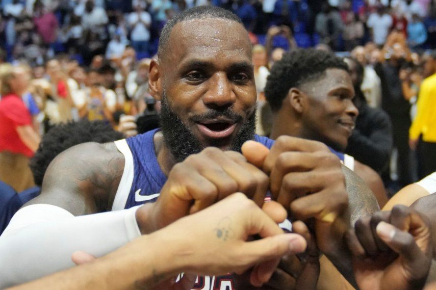 LeBron James, de Estados Unidos, celebra con sus compañeros de equipo al final de un partido de preparación de baloncesto entre Estados Unidos y Sudán del Sur, en la Arena o2 en Londres, el sábado 20 de julio de 2024.