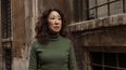 Basada en las novelas de Luke Jennings, la segunda temporada de Killing Eve fue muy aplaudida por la crítica y el público, logrando nueve nominaciones a los premios Emmy.&nbsp;