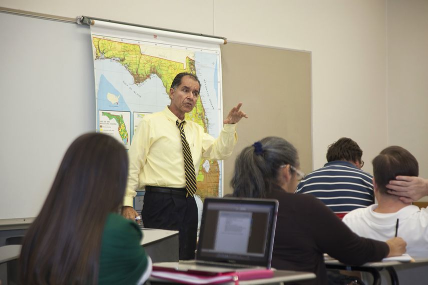 El profesor e historiador Paul George imparte clases en Miami Dade College.