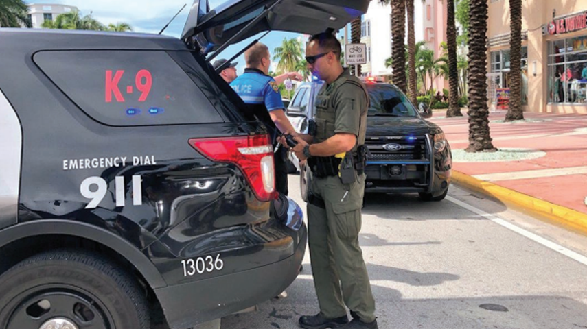 Agentes policiales investigan un robo a mano armada en el área de Lincoln Road y Washington Avenue.