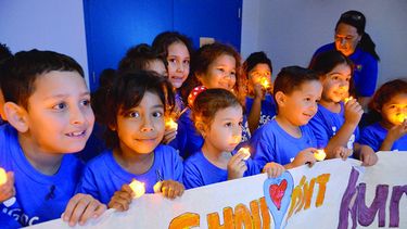 El parque José Martí de La Pequeña Habana fue sede de un encuentro en el que directivos de Amigos for Kids y del Departamento de Niños y Familias se reunieron con miembros de la comunidad para celebrar el mes dedicado a prevenir el maltrato contra meno