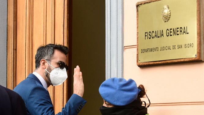 El neurocirujano Leopoldo Luque saluda a su llegada a la corte para una audiencia ante los fiscales que investigan la muerte del astro del fútbol Diego Armando Maradona por supuesta negligencia médica, en Buenos Aires, Argentina, el lunes 28 de junio de 2021