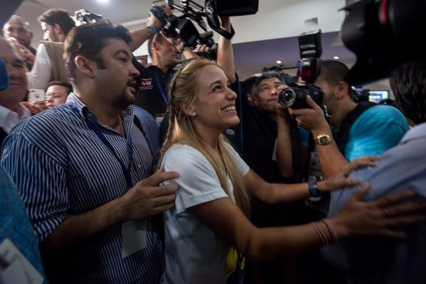 La esposa del dirigente opositor Leopoldo López, Lilian Tintori, celebra la victoria junto a miembros de la Mesa de Unidad Democrática. (EFE)