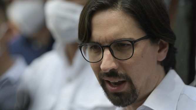 El opositor venezolano Freddy Guevara habla con la prensa en una plaza pública luego de salir de la residencia del embajador de Chile donde se había refugiado durante tres años para evadir el arresto por su papel en las protestas antigubernamentales de 2017 en Caracas, Venezuela, el miércoles 9 de septiembre de 2020.&nbsp;&nbsp;
