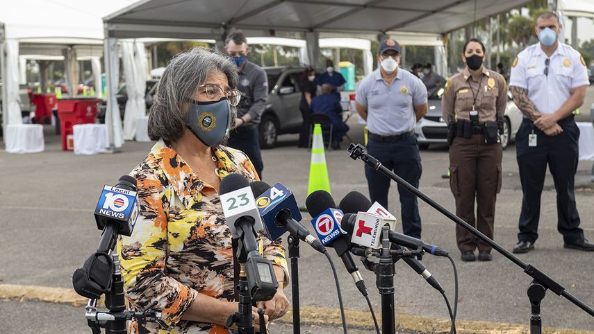 La alcaldesa de Miami-Dade, Daniella Levine Cava, durante una visita el centro de vacunación abierto en el Tropical Park.