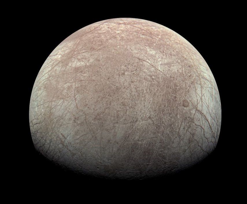 Esta imagen proporcionada por la NASA, procesada por Kevin M. Gill, muestra la luna Europa de Júpiter, fotografiada por la nave espacial Juno el 29 de septiembre de 2022, con el norte a la izquierda. Una investigación publicada el lunes 4 de marzo de 2024 sugiere que hay menos oxígeno en la superficie helada de Europa de lo que se creía, lo que podría afectar a las posibilidades de que haya vida en el océano subterráneo del satélite.&nbsp;