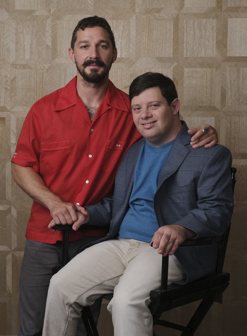 Shia LaBeouf y Zack Gottsagen, protagonistas de The Peanut Butter Falcon, posan juntos en West Hollywood, California.