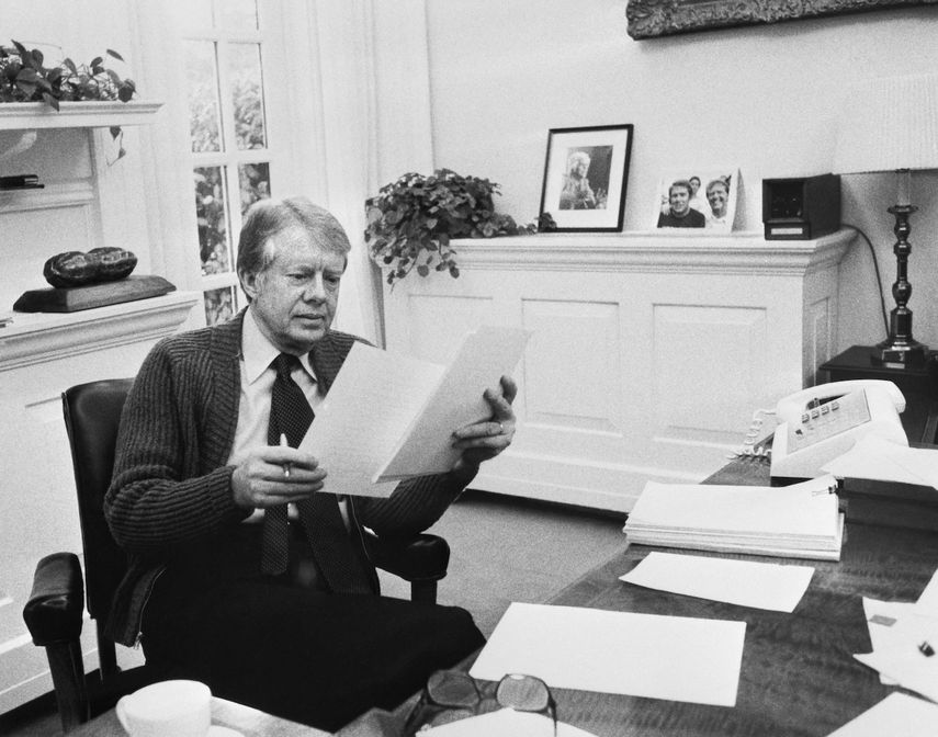 Fotografía tomada en 1978 muestra al entonces presidente estadounidense Jimmy Carter leyendo en su escritorio en la Oficina Oval de la Casa Blanca en Washington.