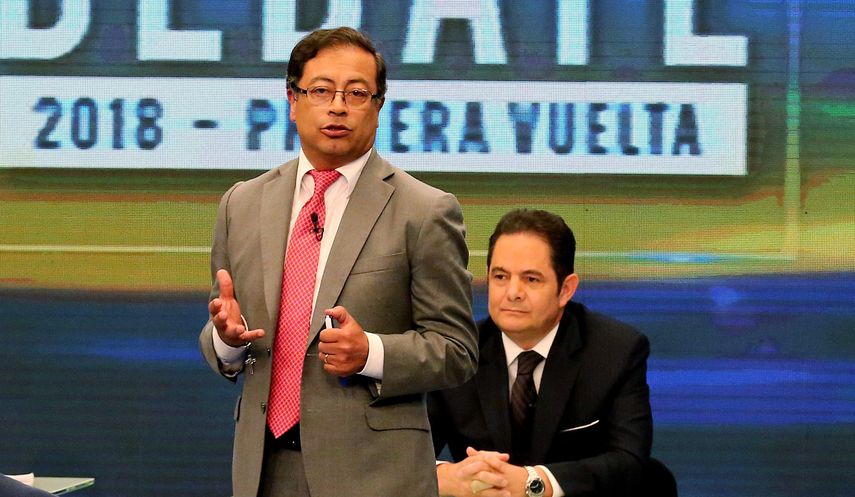 La intención de voto por Petro, exalcalde de Bogotá y exguerrillero del M-19, creció cuatro puntos, pues en el estudio del mes pasado alcanzó el 24 %.