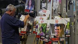 Un familiar mira la foto de uno de los rehenes en poder del gurpo terrorista Hamás.