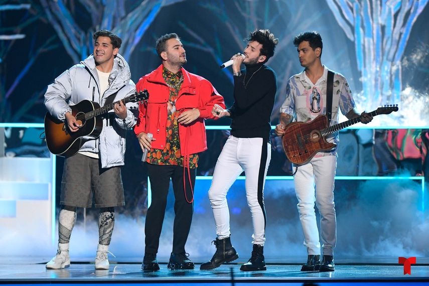 La emocionante banda mexicana de pop rock&nbsp;Reik&nbsp;y el cantautor colombiano de pop latino,&nbsp;Sebastian Yatra, se unieron en el escenario para una colaboraci&oacute;n &uacute;nica de Un a&ntilde;o.