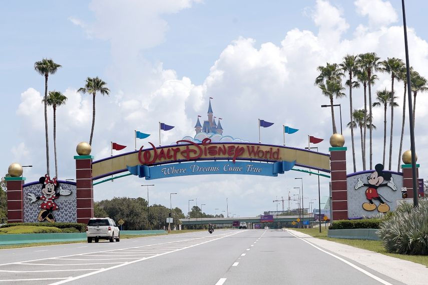 En esta foto del jueves 2 de julio de 2020, autos pasan por el letrero que da la bienvenida a Walt Disney World en Lake Buena Vista, Florida.&nbsp;