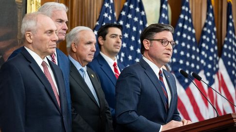 El presidente de la Cámara de Representantes, Mike Johnson, durante una conferencia de prensa en el Capitolio y escoltado por congresistas republicanos.