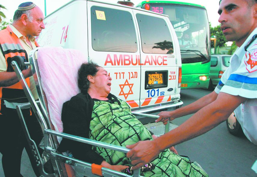 Una mujer es asistida por el cuerpo sanitario israelí después de un ataque con un cohete lanzado por militantes de Hamás desde el norte de la franja de Gaza en Sderot, Israel.&nbsp;