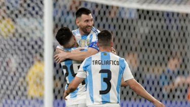 Lionel Messi celebra tras marcar el segundo gol de Argentina en la victoria 2-0 ante Canadá en la semifinal de la Copa América, el martes 9 de julio de 2024, en East Rutherford, Nueva Jersey. 