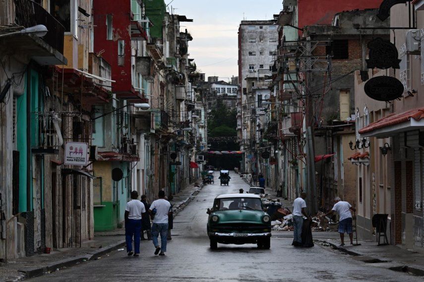 Personas caminan por una calle en La Habana el 21 de octubre de 2024.