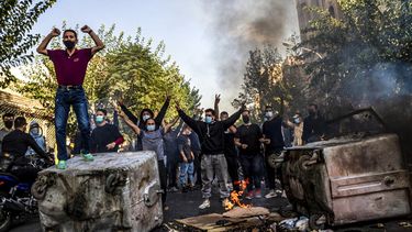 En Irán, las calles de Teherán se llenaron de protestas por la muerte de una mujer en 2022.