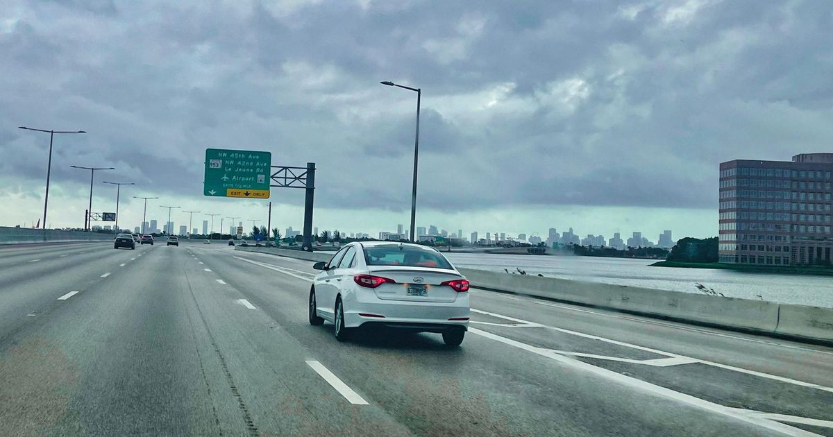 Es hora de sacar el paraguas, intensas lluvias y tormentas marcan inicio de semana en Miami
