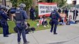 Esta toma de video, proporcionada por KABC-TV, muestra a manifestantes detenidos antes de ser arrestados por agentes de la policía de Los Ángeles, el miércoles 27 de diciembre de 2023, cerca del aeropuerto internacional de la ciudad.&nbsp;