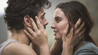 La serie es protagonizada por Emmanuel Esparza y Taliana Vargas. (UNIMÁS)