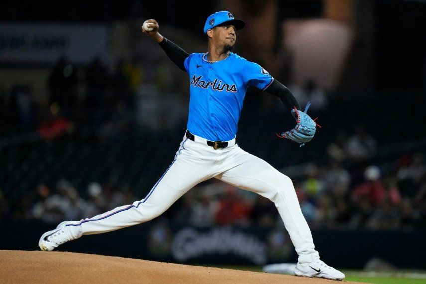 El dominicano Eury Pérez, de los Marlins de Miami, trabaja durante una apertura primaveral ante los Mets de Nueva York, el 8 de marzo de 2024.