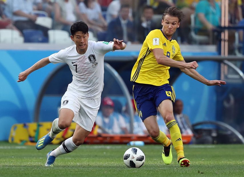 Son&nbsp;Heung-min, de Corea del Sur, junto al sueco Albin Ekdal, en un juego preliminar de la copa mundial de la FIFA 2018.