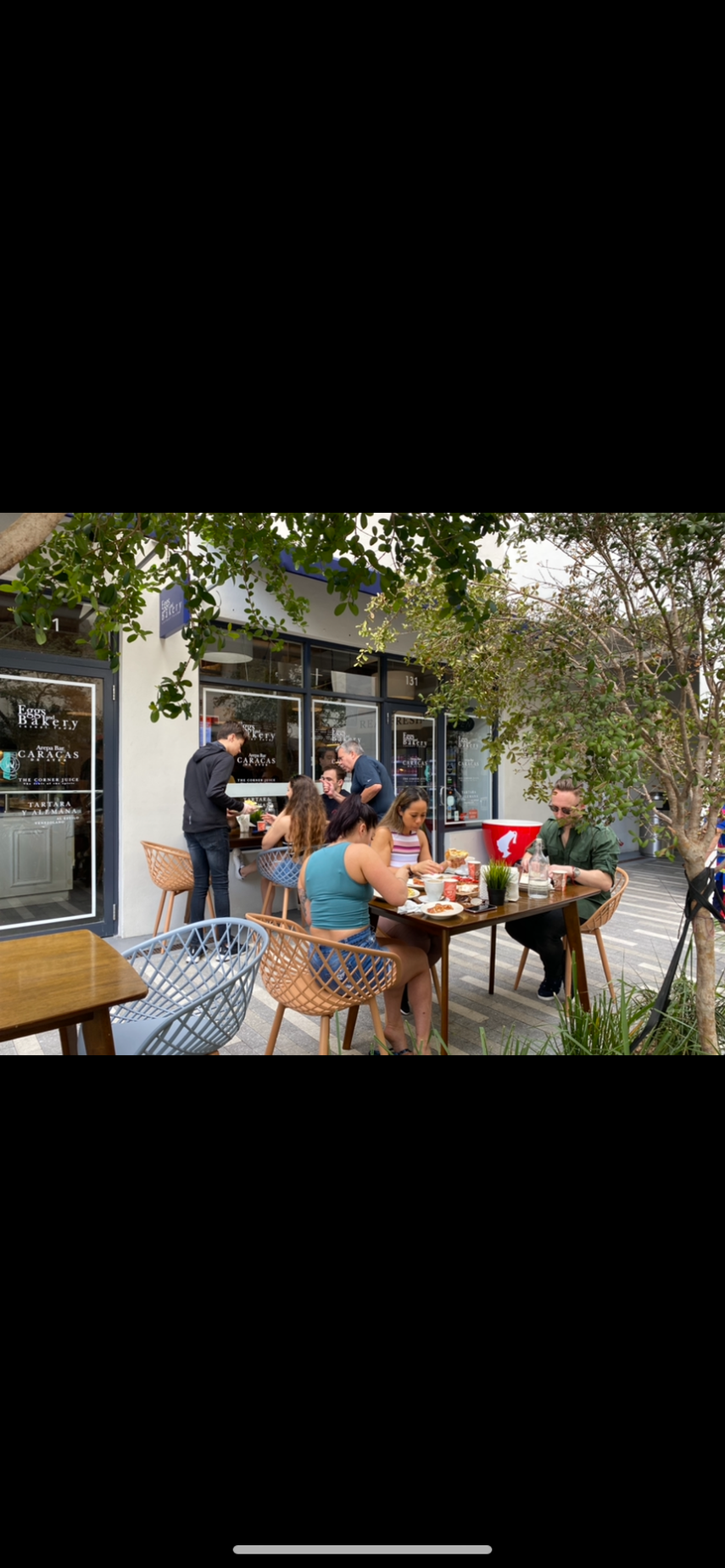 Clientes en Eggs and Bakery, en Brickell, degustan la reposter&iacute;a del restaurante.(foto de archivo)