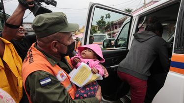 Miembros de la Defensa Civil ayudan a evacuar a los niños en el puerto de Blufields antes de la llegada de la tormenta tropical Bonnie al pueblo de Bluefields, Nicaragua, el 1 de julio de 2022