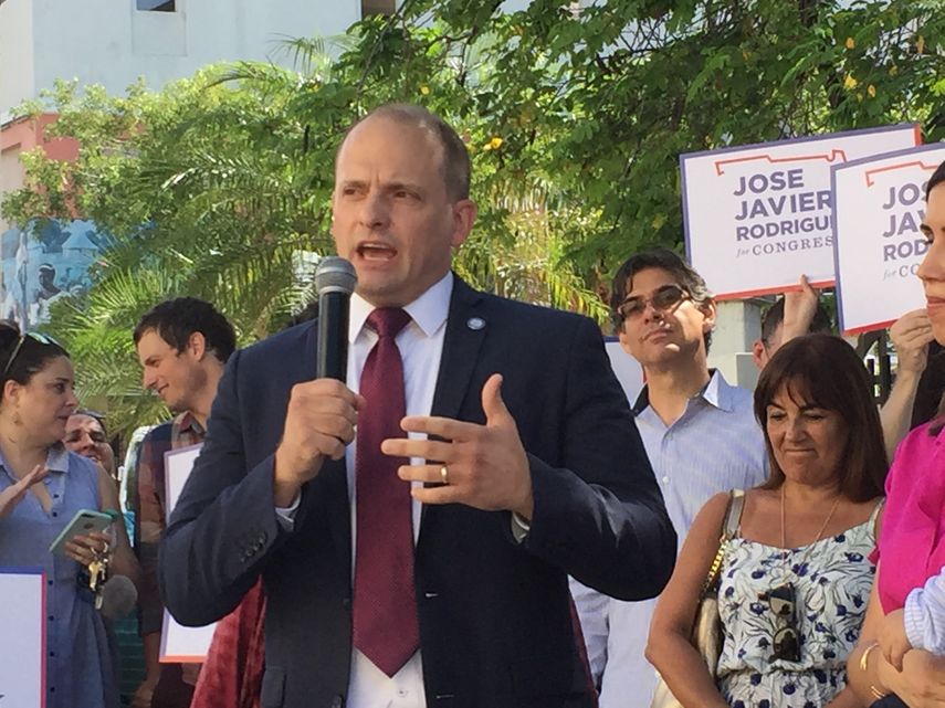 El senador estatal José Javier Rodriguez tendria que decidir si seguir su precandidatura democrata por el distrito 27 o terminar su periodo en el senado estatal