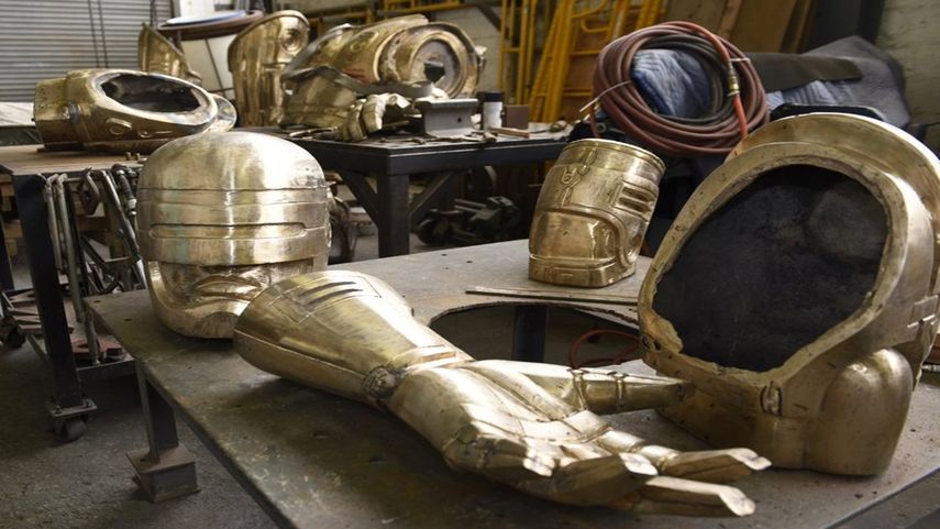 En esta imagen del 19 de septiembre de 2017, se ven partes de una estatua de Robocop en el estudio del escultor Giorgio Gikas, en Detroit.&nbsp;