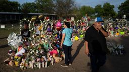 Rene Lucero y su esposa Alva visitan un sitio de homenaje tras el tiroteo en la Escuela Primaria Robb en Uvalde, Texas