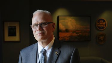 El comisionado de la Oficina de Aduanas y Protección Fronteriza de Estados Unidos (CBP por sus iniciales en inglés), Chris Magnus, posa para una fotografía durante una entrevista con The Associated Press el martes 8 de febrero de 2022.&nbsp;