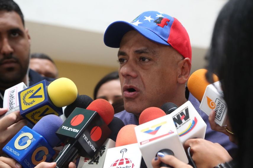 El jefe de campaña del chavismo, Jorge Rodríguez, explicó que en la Ley de Procesos Electorales se establece que no se puede hacer propaganda para impedir el voto.