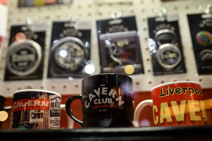 La mercancía de The Beatles se exhibe a la venta en el Cavern Club, que reabrió al público con música en vivo para albergar su celebración anual Beatleweek con música de The Beatles en Liverpool, noroeste de Inglaterra, el 27 de agosto de 2020. 