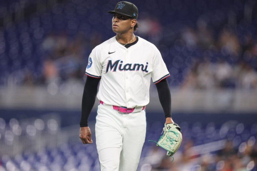 Edward Cabrera, de los Marlins de Miami, durante la primera entrada de un juego contra los Bravos de Atlanta en el LoanDepot Park, el 25 de agosto de 2025 en Miami, Florida.&nbsp;