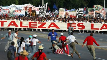 El periódico oficialista&nbsp;Granma, que no suele informar sobre acciones opositoras, calificó la acción de Llorente —sin revelar su nombre—, &nbsp;como un monólogo anexionista.