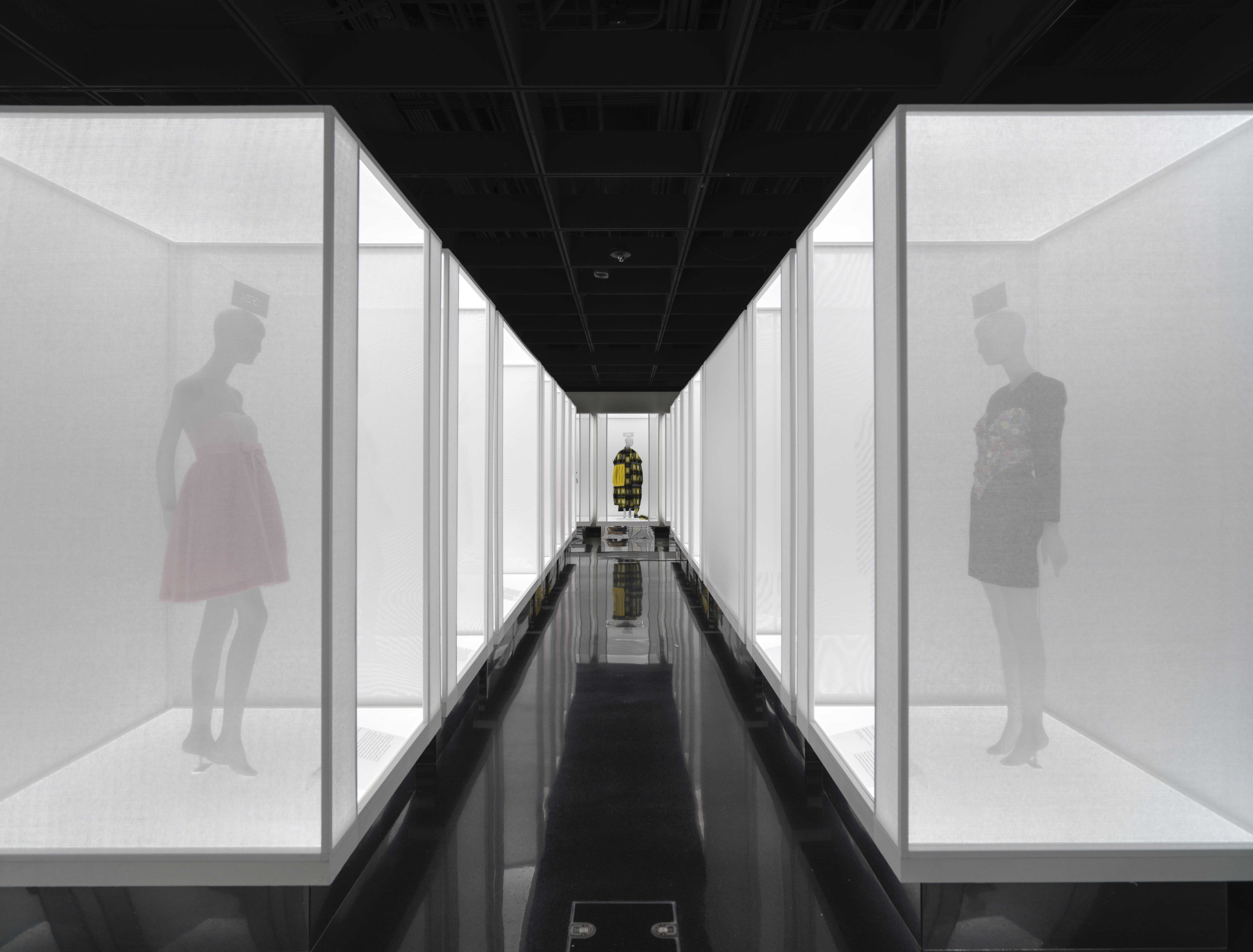 En esta imagen proporcionada por el Museo Metropolitano de Arte modelos bajo el título de Maravilla, Calidez y Alegría, de izquierda a derecha, en la exposición de moda In America: A Lexicon of Fashion en el Museo Metropolitano de Arte en Nueva York. En esta imagen proporcionada por el Museo Metropolitano de Arte modelos bajo el título de Maravilla, Calidez y Alegría, de izquierda a derecha, en la exposición de moda In America: A Lexicon of Fashion en el Museo Metropolitano de Arte en Nueva York.