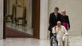 El papa Francisco llega en silla de ruedas a una audiencia con monjas y religiosos en el Salón Pablo VI, en el Vaticano, el 5 de mayo de 2022.&nbsp;