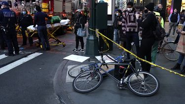 Bicicletas en el suelo después de que un automóvil golpeara a varios manifestantes de Black Lives Matter el 11 de diciembre de 2020, que se reunieron en la intersección de East 39th Street y 3rd Avenue en Nueva York.&nbsp;