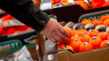 Con el fin de evitar basura adicional, es mejor comprar verduras y frutas sin empaquetar.