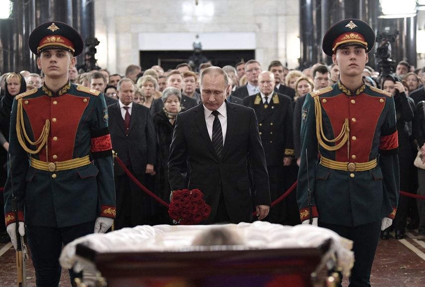 El presidente ruso, Vladímir Putin (c), asiste a una ceremonia oficial para rendir honores al embajador ruso en Turquía, Andréi Kárlov, asesinado el lunes por un policía turco en Ankara, en la sede del Ministerio ruso de Exteriores, en Moscú,&nbsp;Rusia.