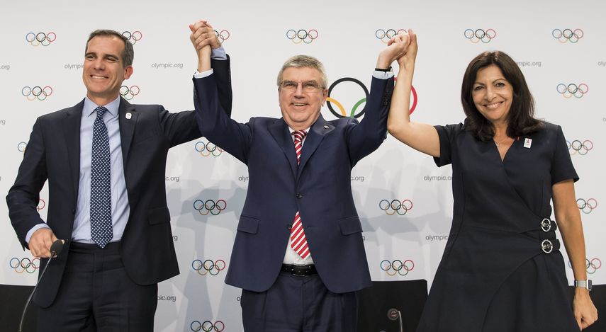 El alcalde de Los Ángeles, Eric Garcetti (izquierda), el presidente del Comité Olímpico Internacional, Thomas Bach (centro) y la alcaldesa de París, Anne Hidalgo (derecha) durante una conferencia de prensa tras la Sesión Extraordinaria del Comité Olímpico Internacional.