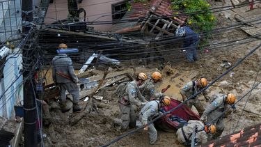 Rescatistas trasladan el cadáver de una víctima de un deslave, en Petrópolis, Brasil, el 16 de febrero de 2022. (AP Foto/Silvia Izquierdo)