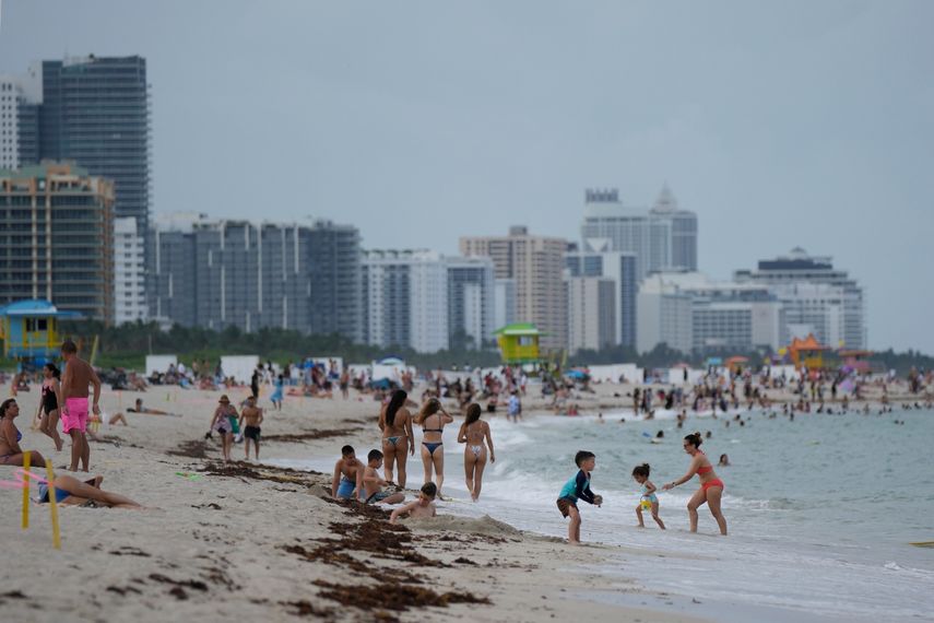 Los residentes y los turistas disfrutan de South Beach, el viernes 28 de julio de 2023, en Miami Beach, Florida
