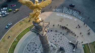 Con el hashtag #NosEstánMatando, varios periodistas de diversos medios se juntaron en el Ángel de la Independencia, un monumento en el centro de la Ciudad de México.