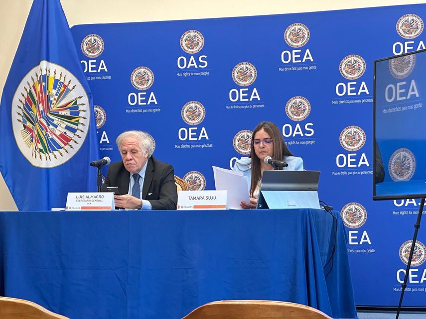 El secretario general de la OEA, Luis Almagro, en compañía de la directora del Centro CASLA, Tamara Sujú, presentando el informe anual sobre la “Crímenes de Lesa Humanidad 2023-2024”, ejecutado por el régimen venezolano.