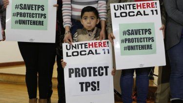 Una familia centroamericana solicita el TPS.