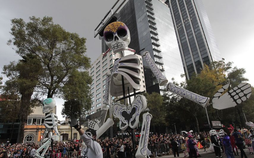 Enormes calaveras participaron en el desfile. 