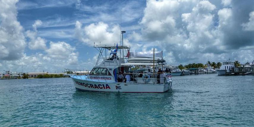 Vista del barco Democracia que hace parte de la flotilla de barcos del exilio cubano de Miami que partió  este sábado a Cayo Hueso (EFE)